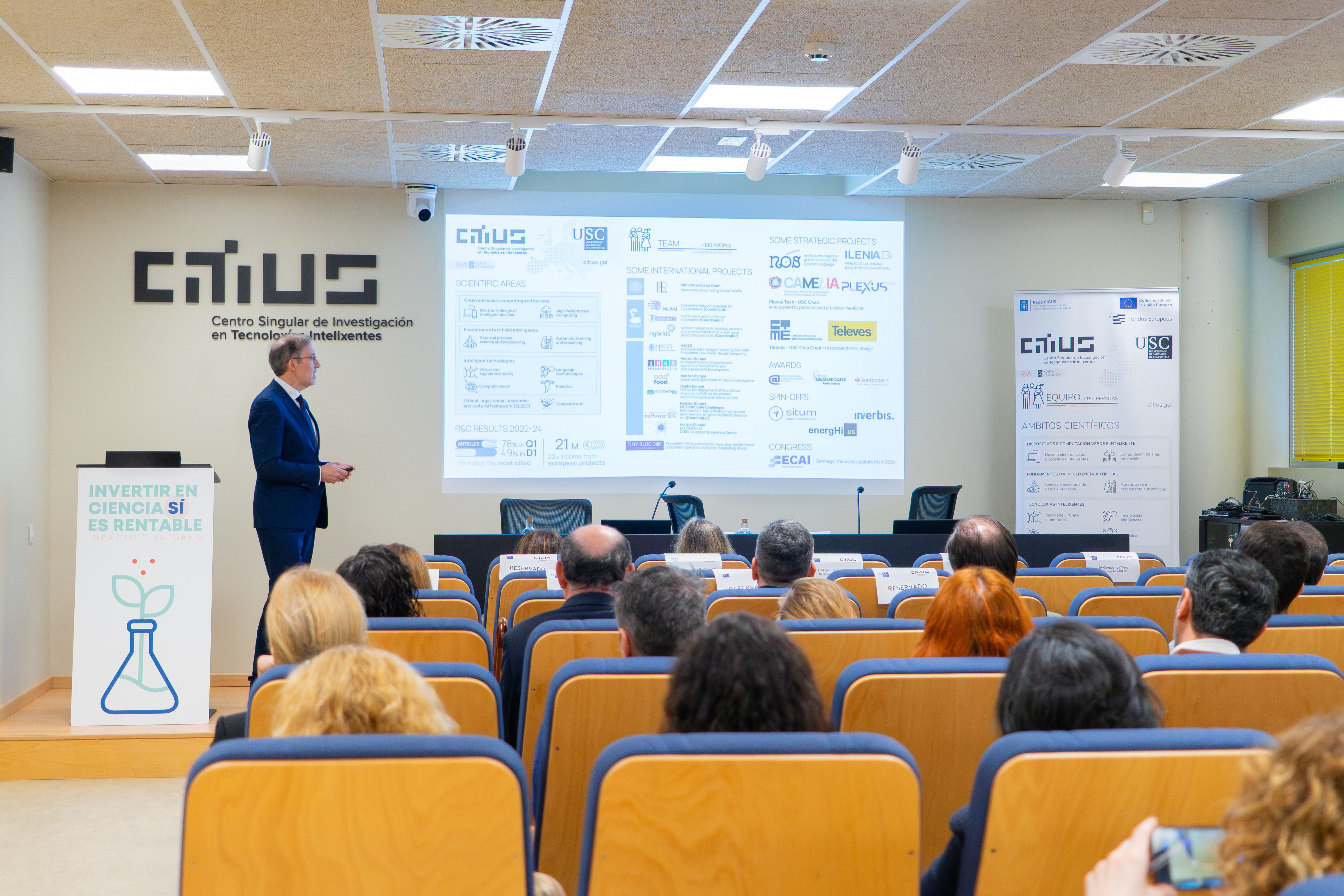 Senén Barro addressing research staff and investors at the opening of the session.