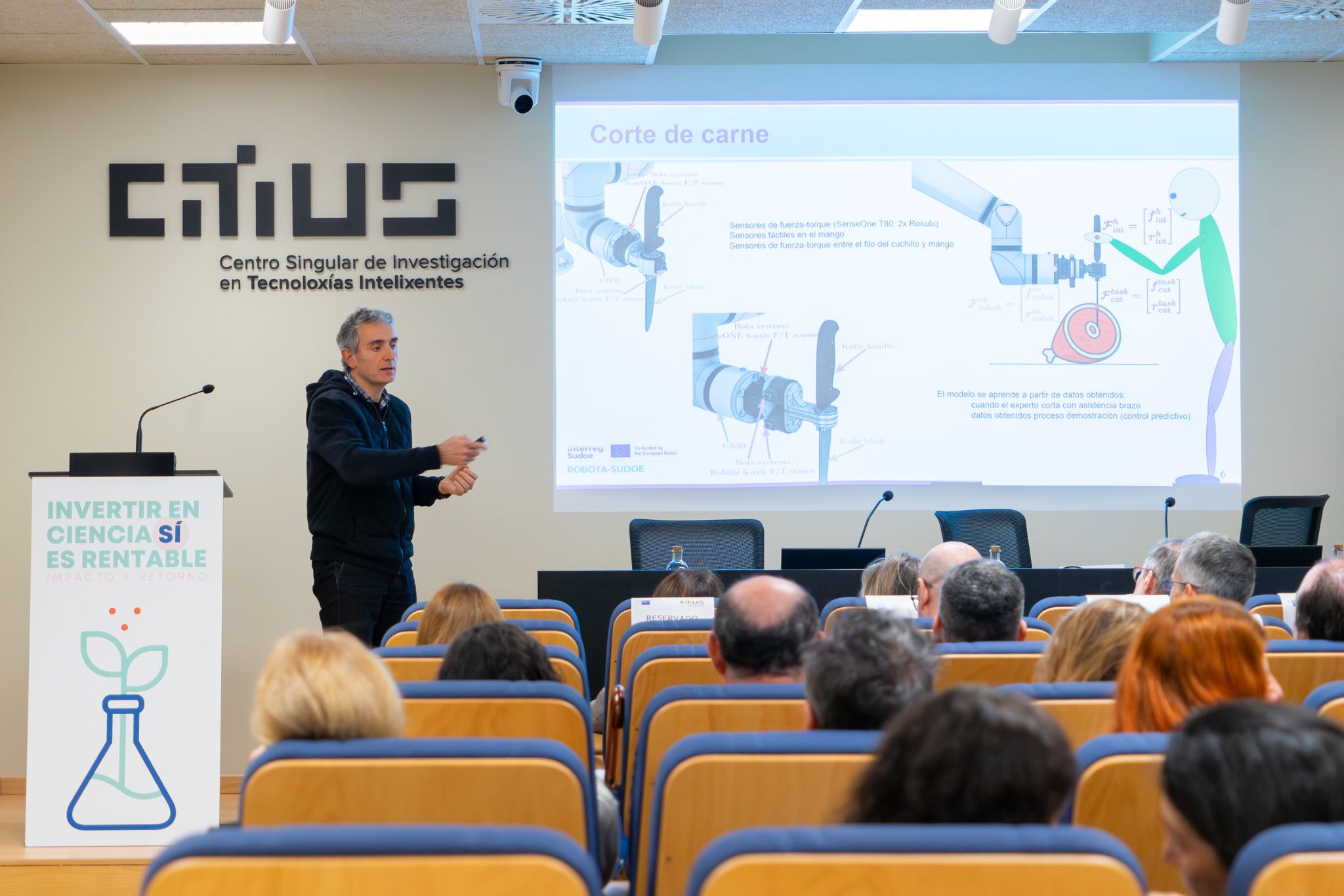 Roberto Iglesias presenting adaptive robotics solutions for industrial environments.